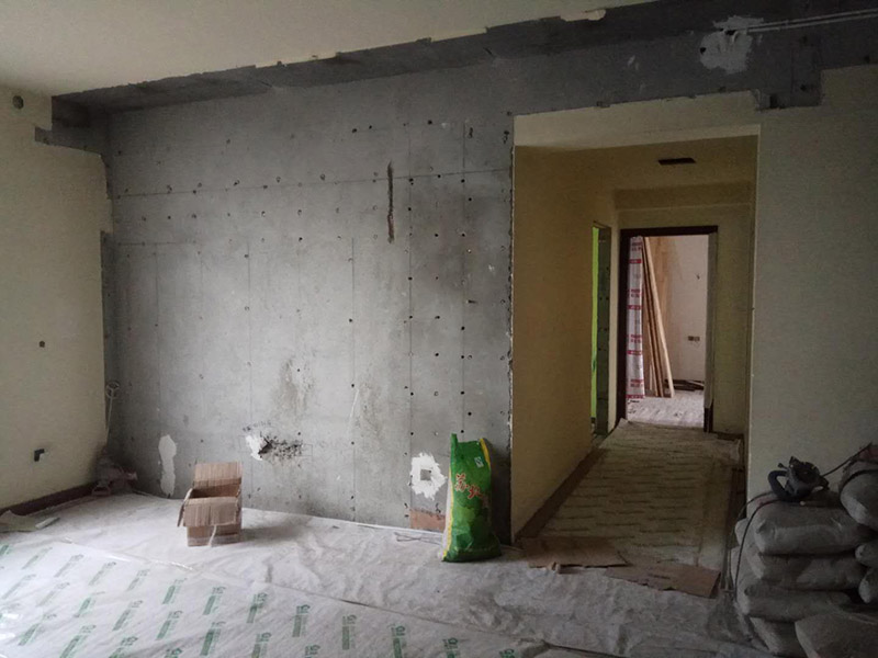 客廳墻面鏟除維修：在進(jìn)行客廳老墻面的翻新處理的時(shí)候要注意將老墻面的原有裝修和裝飾都一并的清除。如果老墻面是裝修了一兩年的，則可以只使用鋼刷和砂紙打磨墻面，讓墻面變得干凈平整之后開始新的乳膠漆粉刷工作，如果是裝修時(shí)間很長(zhǎng)磨損很嚴(yán)重的老墻面，則需要用鏟子將墻面的原有裝修都鏟除，之后再刷上膩?zhàn)娱_始新的粉刷工作。老墻面的水泥層都有可能存在損壞嚴(yán)重的情況，可以將損壞的墻面部分全部鏟除，之后再使用水泥進(jìn)行涂抹。這樣干凈齊整的墻面更有利于墻面的粉刷效果。在進(jìn)行乳膠漆的涂刷之前先要計(jì)算好所有墻面需要的乳膠漆量，一次配好，避免二次配方產(chǎn)生色差的問題，從而導(dǎo)致墻面顏色不一致影響效果。在進(jìn)行涂刷的時(shí)候也要從上到下順著一個(gè)方向進(jìn)行涂刷。