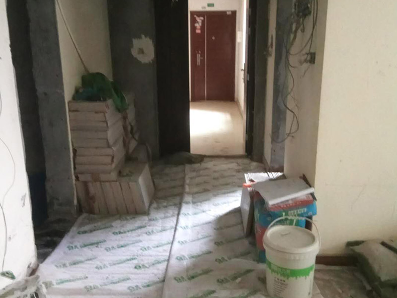 客廳墻面鏟除維修：在進(jìn)行客廳老墻面的翻新處理的時(shí)候要注意將老墻面的原有裝修和裝飾都一并的清除。如果老墻面是裝修了一兩年的，則可以只使用鋼刷和砂紙打磨墻面，讓墻面變得干凈平整之后開始新的乳膠漆粉刷工作，如果是裝修時(shí)間很長(zhǎng)磨損很嚴(yán)重的老墻面，則需要用鏟子將墻面的原有裝修都鏟除，之后再刷上膩?zhàn)娱_始新的粉刷工作。老墻面的水泥層都有可能存在損壞嚴(yán)重的情況，可以將損壞的墻面部分全部鏟除，之后再使用水泥進(jìn)行涂抹。這樣干凈齊整的墻面更有利于墻面的粉刷效果。在進(jìn)行乳膠漆的涂刷之前先要計(jì)算好所有墻面需要的乳膠漆量，一次配好，避免二次配方產(chǎn)生色差的問題，從而導(dǎo)致墻面顏色不一致影響效果。在進(jìn)行涂刷的時(shí)候也要從上到下順著一個(gè)方向進(jìn)行涂刷。