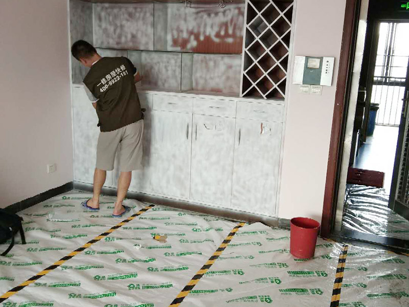 家具翻新地板保護(hù)：家具是比較容易折舊的，特別是一些上了油漆的家具，在用了很長(zhǎng)的時(shí)間以后就會(huì)出現(xiàn)退色或者是漆面掉皮的現(xiàn)象，家具的體積一般都比較大，而且家具的價(jià)格也很高，導(dǎo)致了舊家具的更換有很多的困難。 1.混油飾面工藝做法：先用粗砂紙打磨掉舊油漆，然后披刮原子灰，干透后用細(xì)砂紙打磨平整，刷底漆一遍，打磨，再刷面漆若干遍，再打磨，最后噴面漆一遍。 2.清油飾面工藝做法：先用粗砂紙打磨掉舊油漆，然后披刮原子灰，干透后用細(xì)砂紙打磨平整，色漆做搓色處理，打磨，刷底漆一遍，打磨，再刷面漆若干!