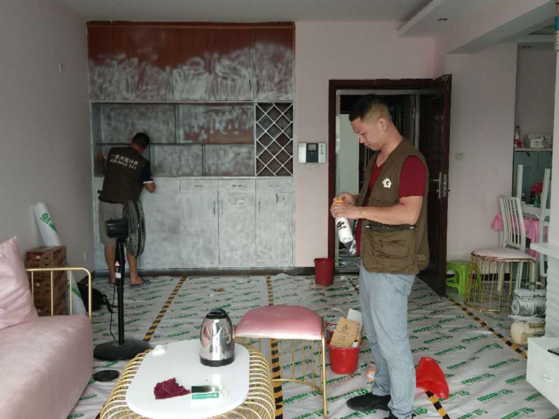 家具翻新地板保護(hù)：家具是比較容易折舊的，特別是一些上了油漆的家具，在用了很長(zhǎng)的時(shí)間以后就會(huì)出現(xiàn)退色或者是漆面掉皮的現(xiàn)象，家具的體積一般都比較大，而且家具的價(jià)格也很高，導(dǎo)致了舊家具的更換有很多的困難。 1.混油飾面工藝做法：先用粗砂紙打磨掉舊油漆，然后披刮原子灰，干透后用細(xì)砂紙打磨平整，刷底漆一遍，打磨，再刷面漆若干遍，再打磨，最后噴面漆一遍。 2.清油飾面工藝做法：先用粗砂紙打磨掉舊油漆，然后披刮原子灰，干透后用細(xì)砂紙打磨平整，色漆做搓色處理，打磨，刷底漆一遍，打磨，再刷面漆若干!