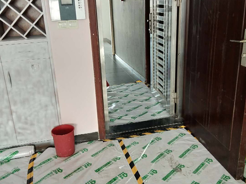 家具翻新地板保護(hù)：家具是比較容易折舊的，特別是一些上了油漆的家具，在用了很長(zhǎng)的時(shí)間以后就會(huì)出現(xiàn)退色或者是漆面掉皮的現(xiàn)象，家具的體積一般都比較大，而且家具的價(jià)格也很高，導(dǎo)致了舊家具的更換有很多的困難。 1.混油飾面工藝做法：先用粗砂紙打磨掉舊油漆，然后披刮原子灰，干透后用細(xì)砂紙打磨平整，刷底漆一遍，打磨，再刷面漆若干遍，再打磨，最后噴面漆一遍。 2.清油飾面工藝做法：先用粗砂紙打磨掉舊油漆，然后披刮原子灰，干透后用細(xì)砂紙打磨平整，色漆做搓色處理，打磨，刷底漆一遍，打磨，再刷面漆若干!