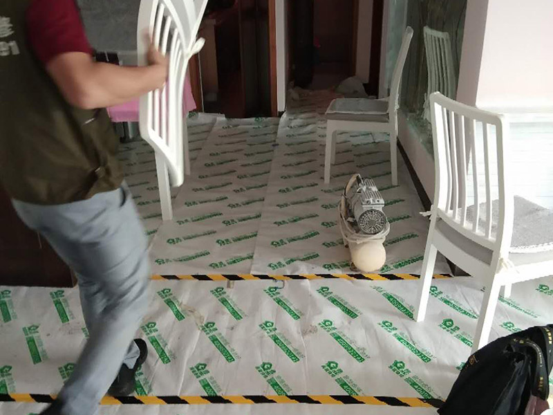 家具翻新地板保護(hù)：家具是比較容易折舊的，特別是一些上了油漆的家具，在用了很長(zhǎng)的時(shí)間以后就會(huì)出現(xiàn)退色或者是漆面掉皮的現(xiàn)象，家具的體積一般都比較大，而且家具的價(jià)格也很高，導(dǎo)致了舊家具的更換有很多的困難。 1.混油飾面工藝做法：先用粗砂紙打磨掉舊油漆，然后披刮原子灰，干透后用細(xì)砂紙打磨平整，刷底漆一遍，打磨，再刷面漆若干遍，再打磨，最后噴面漆一遍。 2.清油飾面工藝做法：先用粗砂紙打磨掉舊油漆，然后披刮原子灰，干透后用細(xì)砂紙打磨平整，色漆做搓色處理，打磨，刷底漆一遍，打磨，再刷面漆若干!