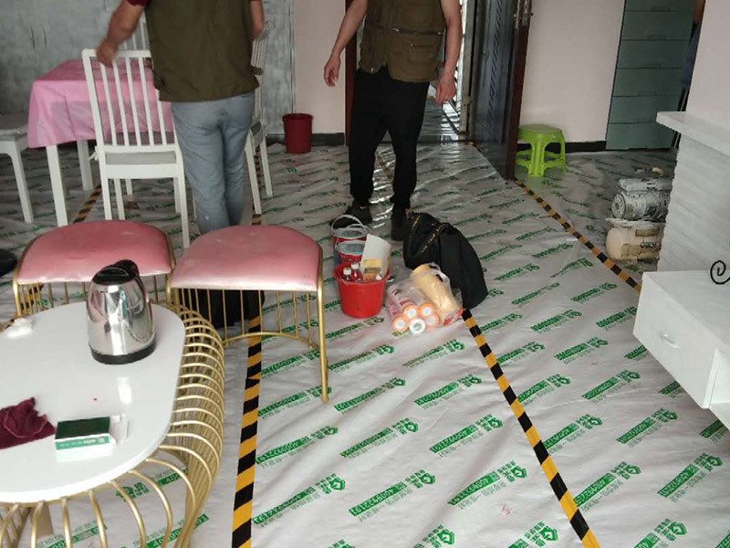 家具翻新地板保護(hù)：家具是比較容易折舊的，特別是一些上了油漆的家具，在用了很長(zhǎng)的時(shí)間以后就會(huì)出現(xiàn)退色或者是漆面掉皮的現(xiàn)象，家具的體積一般都比較大，而且家具的價(jià)格也很高，導(dǎo)致了舊家具的更換有很多的困難。 1.混油飾面工藝做法：先用粗砂紙打磨掉舊油漆，然后披刮原子灰，干透后用細(xì)砂紙打磨平整，刷底漆一遍，打磨，再刷面漆若干遍，再打磨，最后噴面漆一遍。 2.清油飾面工藝做法：先用粗砂紙打磨掉舊油漆，然后披刮原子灰，干透后用細(xì)砂紙打磨平整，色漆做搓色處理，打磨，刷底漆一遍，打磨，再刷面漆若干!