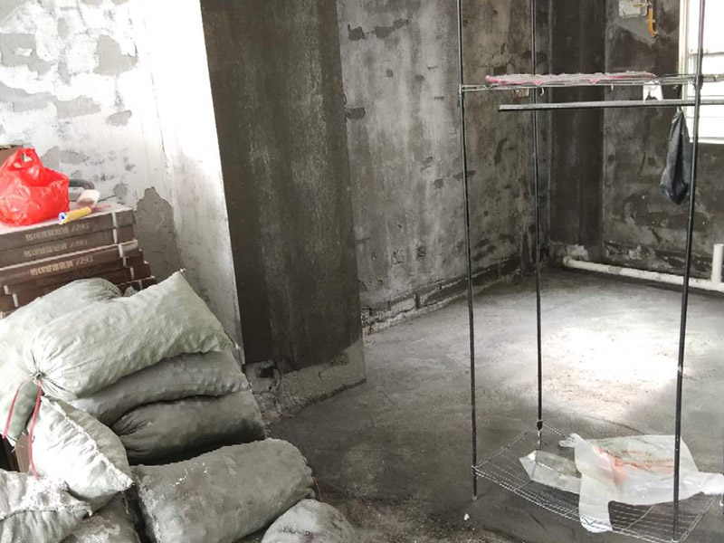 衛(wèi)生間防水找平:基面處理是衛(wèi)生間防水的基礎。首先要找平地面，并確保地面足夠平整、清潔。如果地面有縫隙、缺陷、不平等后期可能會造成漏水等問題，所以前期基面防水要做到萬無一失，才能保證后期的施工順利進行。 鋪貼涂料 鋪貼涂料是衛(wèi)生間防水的重要條件，鋪防水涂料時要做到用力均勻，而且不能漏刷、缺刷。脫落、開裂等現(xiàn)象也是不能出現(xiàn)的，過于干燥的季節(jié)不適宜做防水。涂刷的厚度小于1毫米時鋪貼效果最好。 鋪保護層 鋪保護層是衛(wèi)生間防水的保證，做完最重要的鋪防水涂層當然也不能忘了涂上表面防護涂料，對內部的材料能起到一定的保護作用。鋪保護層與鋪防水涂料一樣要做到均勻、無裂痕、不脫落。