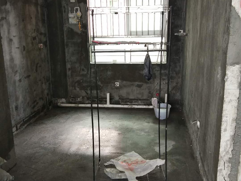 衛(wèi)生間防水找平:基面處理是衛(wèi)生間防水的基礎。首先要找平地面，并確保地面足夠平整、清潔。如果地面有縫隙、缺陷、不平等后期可能會造成漏水等問題，所以前期基面防水要做到萬無一失，才能保證后期的施工順利進行。 鋪貼涂料 鋪貼涂料是衛(wèi)生間防水的重要條件，鋪防水涂料時要做到用力均勻，而且不能漏刷、缺刷。脫落、開裂等現(xiàn)象也是不能出現(xiàn)的，過于干燥的季節(jié)不適宜做防水。涂刷的厚度小于1毫米時鋪貼效果最好。 鋪保護層 鋪保護層是衛(wèi)生間防水的保證，做完最重要的鋪防水涂層當然也不能忘了涂上表面防護涂料，對內部的材料能起到一定的保護作用。鋪保護層與鋪防水涂料一樣要做到均勻、無裂痕、不脫落。