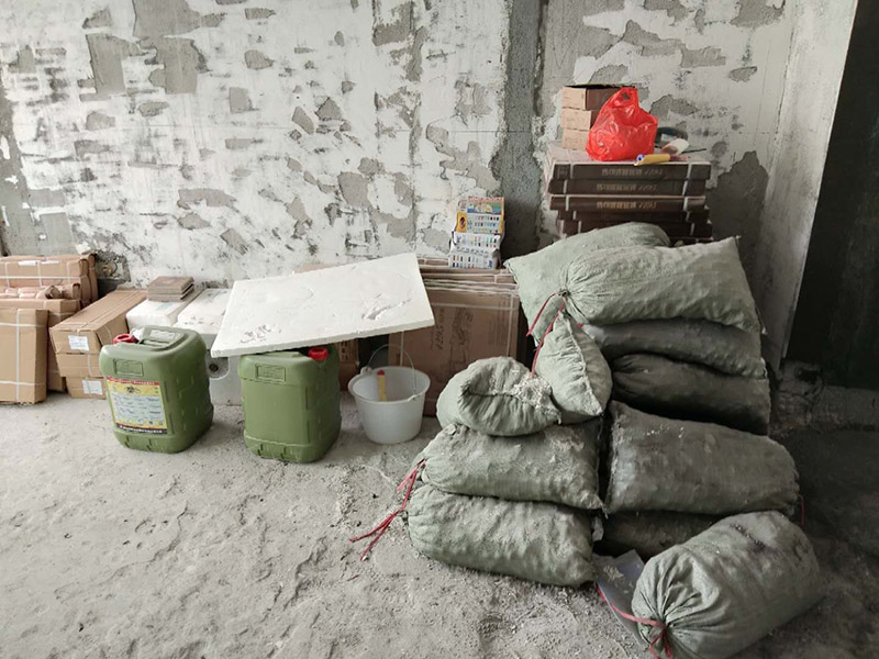 衛(wèi)生間防水找平:基面處理是衛(wèi)生間防水的基礎。首先要找平地面，并確保地面足夠平整、清潔。如果地面有縫隙、缺陷、不平等后期可能會造成漏水等問題，所以前期基面防水要做到萬無一失，才能保證后期的施工順利進行。 鋪貼涂料 鋪貼涂料是衛(wèi)生間防水的重要條件，鋪防水涂料時要做到用力均勻，而且不能漏刷、缺刷。脫落、開裂等現(xiàn)象也是不能出現(xiàn)的，過于干燥的季節(jié)不適宜做防水。涂刷的厚度小于1毫米時鋪貼效果最好。 鋪保護層 鋪保護層是衛(wèi)生間防水的保證，做完最重要的鋪防水涂層當然也不能忘了涂上表面防護涂料，對內部的材料能起到一定的保護作用。鋪保護層與鋪防水涂料一樣要做到均勻、無裂痕、不脫落。