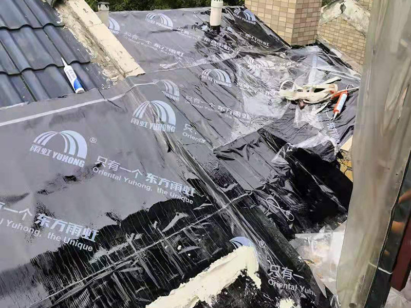 屋面防水卷材鋪貼:1.熱熔法：指采用加熱器熔化防水卷材底層的熱熔膠，實(shí)現(xiàn)卷材與基層粘結(jié)的方法稱為熱熔法。 2.冷粘法：指采用膠結(jié)材料直接實(shí)現(xiàn)防水卷材與基層粘結(jié)的方法稱為冷粘法。 3.自粘法：指采用帶有自粘膠的防水卷材，不需熱加工，也不需另涂膠結(jié)材料，而直接實(shí)現(xiàn)防水卷材與基層粘結(jié)的方法稱為自粘法。 4.熱瀝青法：指采用熱瀝青膠結(jié)材料直接實(shí)現(xiàn)防水卷材與基層粘結(jié)的方法稱為熱瀝青法。 屋面卷材按施工工藝不同可選用滿貼、條粘、點(diǎn)粘和空鋪等方法施工。鋪貼時應(yīng)同時將卷材下面的空氣排出，卷材平整，粘結(jié)牢固，接縫處必須滿粘，接縫嚴(yán)密。