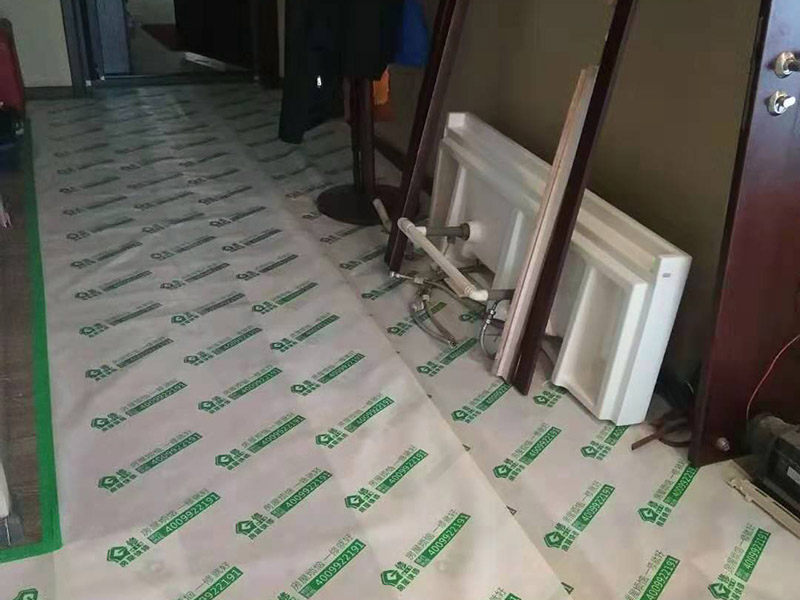 入戶現(xiàn)場地面保護：入戶門的保護 各種裝修物料的進場以及各種建筑裝修的清理，都會經(jīng)過入戶門，這些物品在搬運的過程中，與入戶門發(fā)生磕碰、摩擦的機率大大增加，所以，第一個需要做好成品保護的地方就是我們的入戶門。建議：在裝修開工前直到家具進場期間，都需要對入戶門進行保護！對于這一點，可以使用成品保護膜將門包裹。