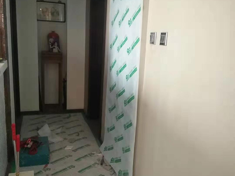 入戶現(xiàn)場地面保護：入戶門的保護 各種裝修物料的進場以及各種建筑裝修的清理，都會經(jīng)過入戶門，這些物品在搬運的過程中，與入戶門發(fā)生磕碰、摩擦的機率大大增加，所以，第一個需要做好成品保護的地方就是我們的入戶門。建議：在裝修開工前直到家具進場期間，都需要對入戶門進行保護！對于這一點，可以使用成品保護膜將門包裹。