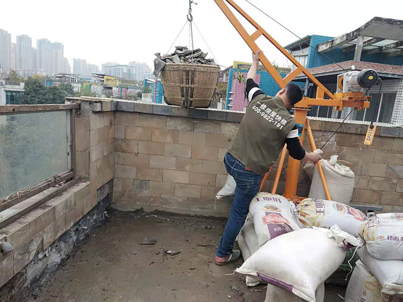 屋頂機器運建渣：建筑垃圾破碎過程通常包括建筑垃圾篩選操作，并且破碎部分的總和構(gòu)成破碎的變臉流程。在粉碎過程中，通常使用兩個或三個破碎階段。兩級破碎過程分為兩部分：開放式和封閉式。建筑垃圾處理設(shè)備產(chǎn)品的破碎粒度應(yīng)符合用戶要求，同時滿足要求，確保機器內(nèi)部的正常運行不受影響。在建筑垃圾處理生產(chǎn)過程中，根據(jù)垃圾處理的類型和破碎粒度，破碎階段是更重要的階段。在毀壞建筑垃圾處理設(shè)備的過程中，一般來說，建筑垃圾破碎機的破碎是由初級破碎引起的。在破碎過程的兩個階段中，大量的垃圾處理使用閉路過程來工作。