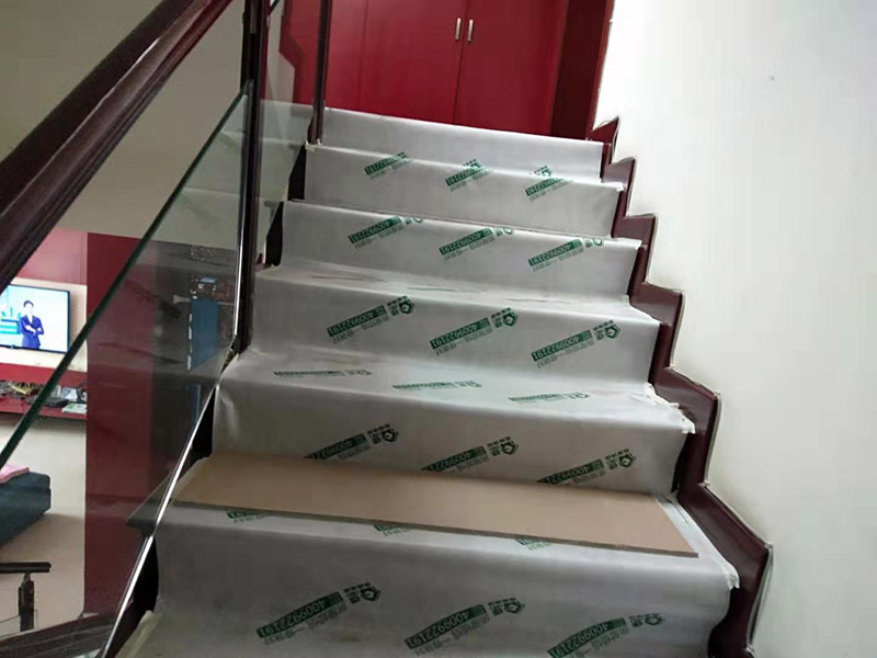 屋頂機器運建渣：建筑垃圾破碎過程通常包括建筑垃圾篩選操作，并且破碎部分的總和構(gòu)成破碎的變臉流程。在粉碎過程中，通常使用兩個或三個破碎階段。兩級破碎過程分為兩部分：開放式和封閉式。建筑垃圾處理設(shè)備產(chǎn)品的破碎粒度應(yīng)符合用戶要求，同時滿足要求，確保機器內(nèi)部的正常運行不受影響。在建筑垃圾處理生產(chǎn)過程中，根據(jù)垃圾處理的類型和破碎粒度，破碎階段是更重要的階段。在毀壞建筑垃圾處理設(shè)備的過程中，一般來說，建筑垃圾破碎機的破碎是由初級破碎引起的。在破碎過程的兩個階段中，大量的垃圾處理使用閉路過程來工作。