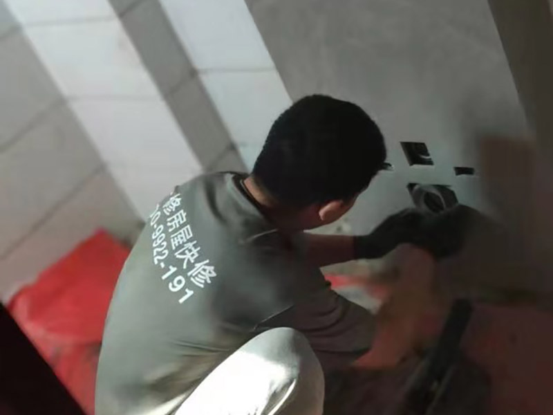 局部改造裝修:水、電路改造是舊房改造最復雜的。在所有的水路改造完成后，要做到管路合理、連接緊密、無跑冒滴漏、無違章拆移。電路的改造方面，如果舊房子使用的是鋁線，一定要拆掉，現代家庭電器很多，按照國家標準，裝修中必須使用2.5毫米銅線，而對于安裝空調等大功率電器的線路則應單獨走一路4平方毫米的線路。在往墻中埋線時必須使用PVC絕緣管。