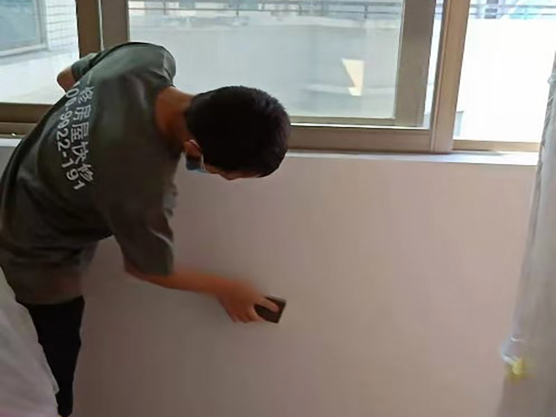 局部改造裝修:水、電路改造是舊房改造最復雜的。在所有的水路改造完成后，要做到管路合理、連接緊密、無跑冒滴漏、無違章拆移。電路的改造方面，如果舊房子使用的是鋁線，一定要拆掉，現代家庭電器很多，按照國家標準，裝修中必須使用2.5毫米銅線，而對于安裝空調等大功率電器的線路則應單獨走一路4平方毫米的線路。在往墻中埋線時必須使用PVC絕緣管。