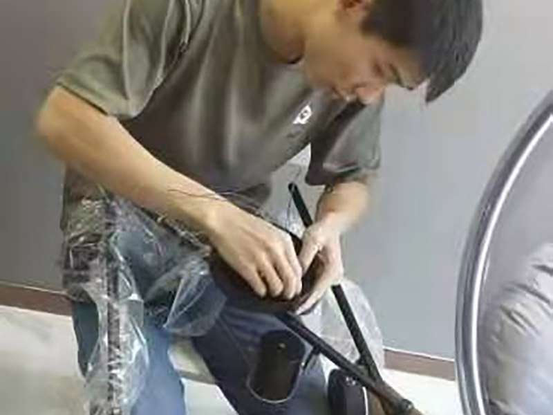 局部改造裝修:水、電路改造是舊房改造最復雜的。在所有的水路改造完成后，要做到管路合理、連接緊密、無跑冒滴漏、無違章拆移。電路的改造方面，如果舊房子使用的是鋁線，一定要拆掉，現代家庭電器很多，按照國家標準，裝修中必須使用2.5毫米銅線，而對于安裝空調等大功率電器的線路則應單獨走一路4平方毫米的線路。在往墻中埋線時必須使用PVC絕緣管。