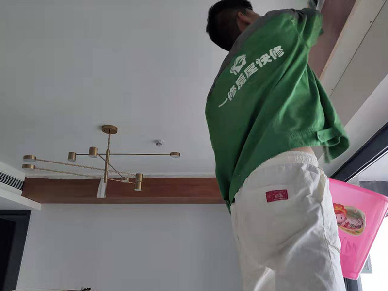 局部改造裝修:水、電路改造是舊房改造最復雜的。在所有的水路改造完成后，要做到管路合理、連接緊密、無跑冒滴漏、無違章拆移。電路的改造方面，如果舊房子使用的是鋁線，一定要拆掉，現代家庭電器很多，按照國家標準，裝修中必須使用2.5毫米銅線，而對于安裝空調等大功率電器的線路則應單獨走一路4平方毫米的線路。在往墻中埋線時必須使用PVC絕緣管。