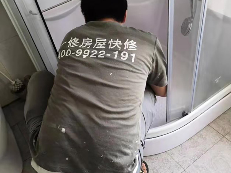 局部改造裝修:水、電路改造是舊房改造最復雜的。在所有的水路改造完成后，要做到管路合理、連接緊密、無跑冒滴漏、無違章拆移。電路的改造方面，如果舊房子使用的是鋁線，一定要拆掉，現代家庭電器很多，按照國家標準，裝修中必須使用2.5毫米銅線，而對于安裝空調等大功率電器的線路則應單獨走一路4平方毫米的線路。在往墻中埋線時必須使用PVC絕緣管。