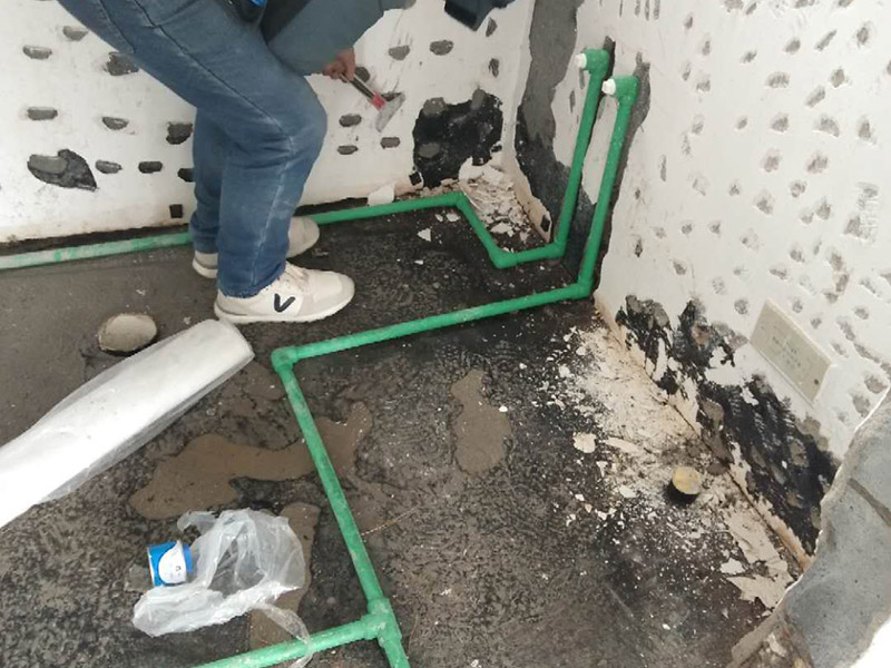 全屋裝修管道布線：第一步：材料進(jìn)場(chǎng)與檢驗(yàn)，并核對(duì)水電階段的材料品牌規(guī)格。因?yàn)榫退姼脑於?，劣質(zhì)的水電材料會(huì)直接影響日常使用甚至可能危害到人身和財(cái)產(chǎn)的安全。 第二步：彈線定位標(biāo)記水管電線的位置，走向要求橫平豎直，然后就是開槽工作。開槽處主要是確定開槽路線，線路開槽可遵循下面三個(gè)原則：不破壞原有強(qiáng)電原則、不破壞防水原則，線路最短原則。通過用線的多少來確定PVC管的用料，同時(shí)也便于確定管槽的寬度。 第三步：水電布線，即"布管布線"，包括水管排布、電管布線與穿線。 第四步：水電驗(yàn)收，如若有發(fā)現(xiàn)問題可做及時(shí)的修復(fù)處理，等到其他項(xiàng)目施工完畢，等發(fā)現(xiàn)問題再做修改就實(shí)屬不易。 第五步：封槽，水管安裝后一定要經(jīng)過注水水壓測(cè)試。一般使用水泥砂漿進(jìn)行封槽。封槽的高度不能高于所在平面。封槽一定要嚴(yán)實(shí)，否則日后造成空鼓現(xiàn)象。