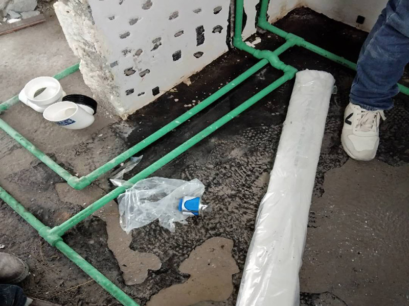 全屋裝修管道布線：第一步：材料進(jìn)場(chǎng)與檢驗(yàn)，并核對(duì)水電階段的材料品牌規(guī)格。因?yàn)榫退姼脑於裕淤|(zhì)的水電材料會(huì)直接影響日常使用甚至可能危害到人身和財(cái)產(chǎn)的安全。 第二步：彈線定位標(biāo)記水管電線的位置，走向要求橫平豎直，然后就是開槽工作。開槽處主要是確定開槽路線，線路開槽可遵循下面三個(gè)原則：不破壞原有強(qiáng)電原則、不破壞防水原則，線路最短原則。通過用線的多少來確定PVC管的用料，同時(shí)也便于確定管槽的寬度。 第三步：水電布線，即"布管布線"，包括水管排布、電管布線與穿線。 第四步：水電驗(yàn)收，如若有發(fā)現(xiàn)問題可做及時(shí)的修復(fù)處理，等到其他項(xiàng)目施工完畢，等發(fā)現(xiàn)問題再做修改就實(shí)屬不易。 第五步：封槽，水管安裝后一定要經(jīng)過注水水壓測(cè)試。一般使用水泥砂漿進(jìn)行封槽。封槽的高度不能高于所在平面。封槽一定要嚴(yán)實(shí)，否則日后造成空鼓現(xiàn)象。