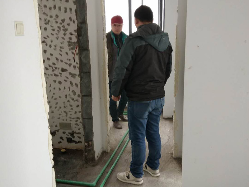 全屋裝修管道布線：第一步：材料進(jìn)場(chǎng)與檢驗(yàn)，并核對(duì)水電階段的材料品牌規(guī)格。因?yàn)榫退姼脑於?，劣質(zhì)的水電材料會(huì)直接影響日常使用甚至可能危害到人身和財(cái)產(chǎn)的安全。 第二步：彈線定位標(biāo)記水管電線的位置，走向要求橫平豎直，然后就是開槽工作。開槽處主要是確定開槽路線，線路開槽可遵循下面三個(gè)原則：不破壞原有強(qiáng)電原則、不破壞防水原則，線路最短原則。通過用線的多少來確定PVC管的用料，同時(shí)也便于確定管槽的寬度。 第三步：水電布線，即"布管布線"，包括水管排布、電管布線與穿線。 第四步：水電驗(yàn)收，如若有發(fā)現(xiàn)問題可做及時(shí)的修復(fù)處理，等到其他項(xiàng)目施工完畢，等發(fā)現(xiàn)問題再做修改就實(shí)屬不易。 第五步：封槽，水管安裝后一定要經(jīng)過注水水壓測(cè)試。一般使用水泥砂漿進(jìn)行封槽。封槽的高度不能高于所在平面。封槽一定要嚴(yán)實(shí)，否則日后造成空鼓現(xiàn)象。