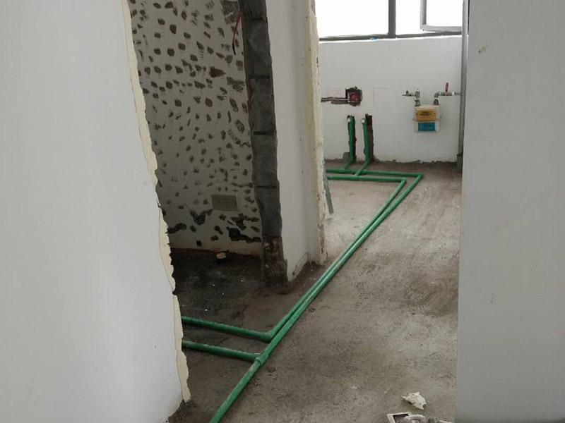 全屋裝修管道布線：第一步：材料進(jìn)場(chǎng)與檢驗(yàn)，并核對(duì)水電階段的材料品牌規(guī)格。因?yàn)榫退姼脑於?，劣質(zhì)的水電材料會(huì)直接影響日常使用甚至可能危害到人身和財(cái)產(chǎn)的安全。 第二步：彈線定位標(biāo)記水管電線的位置，走向要求橫平豎直，然后就是開槽工作。開槽處主要是確定開槽路線，線路開槽可遵循下面三個(gè)原則：不破壞原有強(qiáng)電原則、不破壞防水原則，線路最短原則。通過用線的多少來確定PVC管的用料，同時(shí)也便于確定管槽的寬度。 第三步：水電布線，即"布管布線"，包括水管排布、電管布線與穿線。 第四步：水電驗(yàn)收，如若有發(fā)現(xiàn)問題可做及時(shí)的修復(fù)處理，等到其他項(xiàng)目施工完畢，等發(fā)現(xiàn)問題再做修改就實(shí)屬不易。 第五步：封槽，水管安裝后一定要經(jīng)過注水水壓測(cè)試。一般使用水泥砂漿進(jìn)行封槽。封槽的高度不能高于所在平面。封槽一定要嚴(yán)實(shí)，否則日后造成空鼓現(xiàn)象。