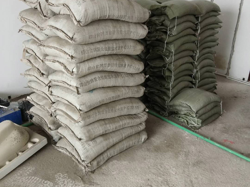 全屋裝修管道布線：第一步：材料進(jìn)場(chǎng)與檢驗(yàn)，并核對(duì)水電階段的材料品牌規(guī)格。因?yàn)榫退姼脑於?，劣質(zhì)的水電材料會(huì)直接影響日常使用甚至可能危害到人身和財(cái)產(chǎn)的安全。 第二步：彈線定位標(biāo)記水管電線的位置，走向要求橫平豎直，然后就是開槽工作。開槽處主要是確定開槽路線，線路開槽可遵循下面三個(gè)原則：不破壞原有強(qiáng)電原則、不破壞防水原則，線路最短原則。通過用線的多少來確定PVC管的用料，同時(shí)也便于確定管槽的寬度。 第三步：水電布線，即"布管布線"，包括水管排布、電管布線與穿線。 第四步：水電驗(yàn)收，如若有發(fā)現(xiàn)問題可做及時(shí)的修復(fù)處理，等到其他項(xiàng)目施工完畢，等發(fā)現(xiàn)問題再做修改就實(shí)屬不易。 第五步：封槽，水管安裝后一定要經(jīng)過注水水壓測(cè)試。一般使用水泥砂漿進(jìn)行封槽。封槽的高度不能高于所在平面。封槽一定要嚴(yán)實(shí)，否則日后造成空鼓現(xiàn)象。