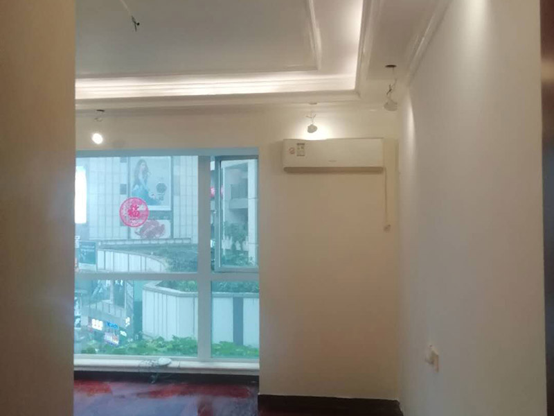 全屋裝修完成效果：老房裝修翻新不能隨便的去拆墻體，很多人覺(jué)得只有承重墻才不能隨便拆改，其實(shí)非承重墻也不可以隨便拆改，雖然是次要的承重，但是它也能起到支撐作用，所以要視情況而定，能不拆的盡量不要去拆。墻紙墻布鋪貼前，必須檢查墻面要干凈平整，墻體、墻皮表面無(wú)空鼓或松動(dòng)脫落。如果有墻面8大問(wèn)題，修復(fù)處理好墻體基底層。基膜等干透，時(shí)間為2小時(shí)-4小時(shí)。再一面墻陰角處開(kāi)始滾刷糯米膠，滾刷好一面墻（上下粉刷均勻）后才開(kāi)始貼墻布。墻紙墻布沿墻面放置，無(wú)縫接縫的必須上高度和墻面高度一致，對(duì)花拼接的墻紙墻布考慮好花樣、紋理的方向。