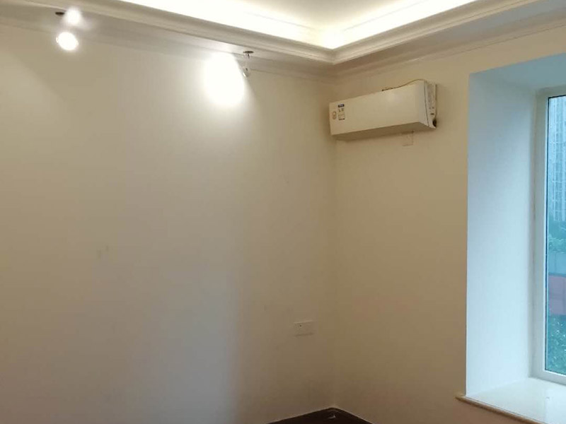 全屋裝修完成效果：老房裝修翻新不能隨便的去拆墻體，很多人覺(jué)得只有承重墻才不能隨便拆改，其實(shí)非承重墻也不可以隨便拆改，雖然是次要的承重，但是它也能起到支撐作用，所以要視情況而定，能不拆的盡量不要去拆。墻紙墻布鋪貼前，必須檢查墻面要干凈平整，墻體、墻皮表面無(wú)空鼓或松動(dòng)脫落。如果有墻面8大問(wèn)題，修復(fù)處理好墻體基底層。基膜等干透，時(shí)間為2小時(shí)-4小時(shí)。再一面墻陰角處開(kāi)始滾刷糯米膠，滾刷好一面墻（上下粉刷均勻）后才開(kāi)始貼墻布。墻紙墻布沿墻面放置，無(wú)縫接縫的必須上高度和墻面高度一致，對(duì)花拼接的墻紙墻布考慮好花樣、紋理的方向。