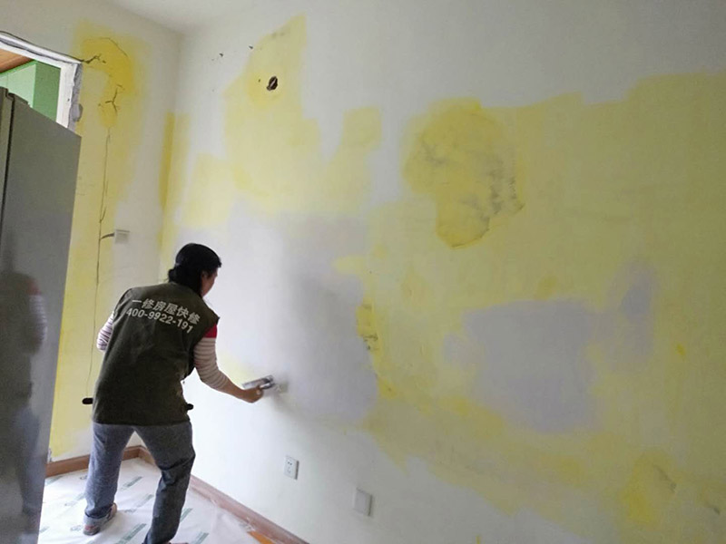 客廳墻面裝修翻新:在進行客廳老墻面的翻新處理的時候要注意將老墻面的原有裝修和裝飾都一并的清除。如果老墻面是裝修了一兩年的，則可以只使用鋼刷和砂紙打磨墻面，讓墻面變得干凈平整之后開始新的乳膠漆粉刷工作，如果是裝修時間很長磨損很嚴重的老墻面，則需要用鏟子將墻面的原有裝修都鏟除，之后再刷上膩子開始新的粉刷工作。墻面的底漆作用非常重要，具有防潮、保護墻面、提高墻面粉刷效果的作用。在進行乳膠漆的涂刷之前先要計算好所有墻面需要的乳膠漆量，一次配好，避免二次配方產(chǎn)生色差的問題，從而導致墻面顏色不一致影響效果。在進行涂刷的時候也要從上到下順著一個方向進行涂刷。