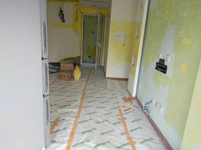 客廳墻面裝修翻新:在進行客廳老墻面的翻新處理的時候要注意將老墻面的原有裝修和裝飾都一并的清除。如果老墻面是裝修了一兩年的，則可以只使用鋼刷和砂紙打磨墻面，讓墻面變得干凈平整之后開始新的乳膠漆粉刷工作，如果是裝修時間很長磨損很嚴重的老墻面，則需要用鏟子將墻面的原有裝修都鏟除，之后再刷上膩子開始新的粉刷工作。墻面的底漆作用非常重要，具有防潮、保護墻面、提高墻面粉刷效果的作用。在進行乳膠漆的涂刷之前先要計算好所有墻面需要的乳膠漆量，一次配好，避免二次配方產(chǎn)生色差的問題，從而導致墻面顏色不一致影響效果。在進行涂刷的時候也要從上到下順著一個方向進行涂刷。