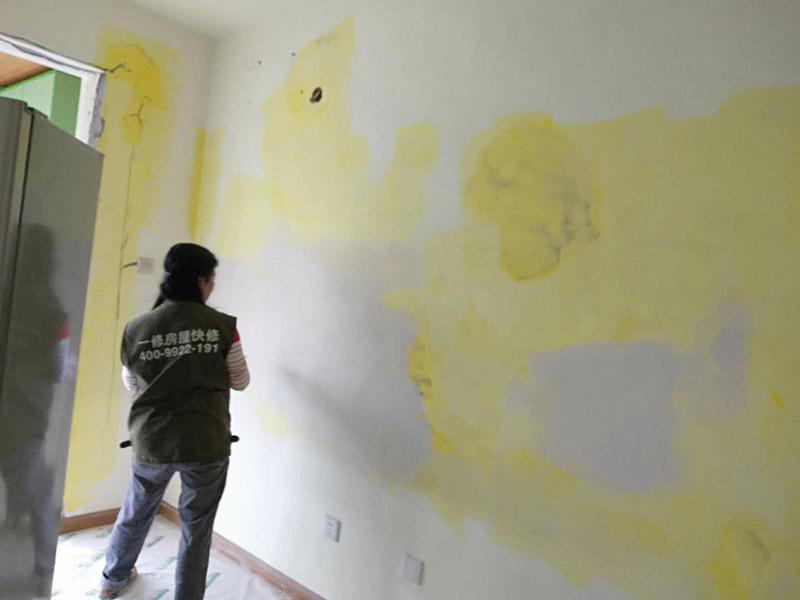 客廳墻面裝修翻新:在進行客廳老墻面的翻新處理的時候要注意將老墻面的原有裝修和裝飾都一并的清除。如果老墻面是裝修了一兩年的，則可以只使用鋼刷和砂紙打磨墻面，讓墻面變得干凈平整之后開始新的乳膠漆粉刷工作，如果是裝修時間很長磨損很嚴重的老墻面，則需要用鏟子將墻面的原有裝修都鏟除，之后再刷上膩子開始新的粉刷工作。墻面的底漆作用非常重要，具有防潮、保護墻面、提高墻面粉刷效果的作用。在進行乳膠漆的涂刷之前先要計算好所有墻面需要的乳膠漆量，一次配好，避免二次配方產(chǎn)生色差的問題，從而導致墻面顏色不一致影響效果。在進行涂刷的時候也要從上到下順著一個方向進行涂刷。