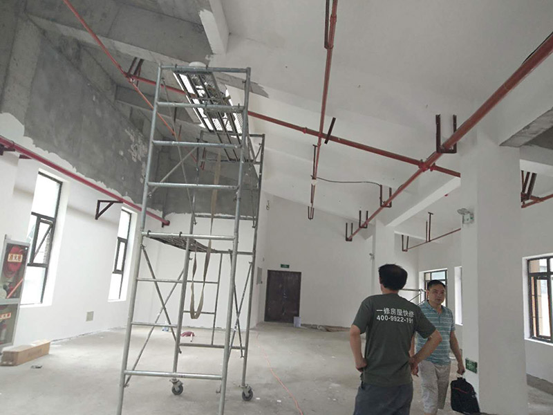 工廠裝修翻新打掃:地面部分是整個工廠面積比較大的一部分，所以在裝修也是需要格外注意的地方。一般來說，工廠地面所用材料都是水磨石，當然也不乏釉面磚或者麻石等。水磨石若是出現(xiàn)缺陷或者污垢，可以對其進行打磨修復。與地板一樣，墻面也是工廠中總占面積比較大的一個部分。而且也是容易受污損的一個部分，而且還容易出現(xiàn)起皮、掉皮等各種問題，所以在進行工廠翻新裝修的時候，墻面自然是不能夠忽視的。