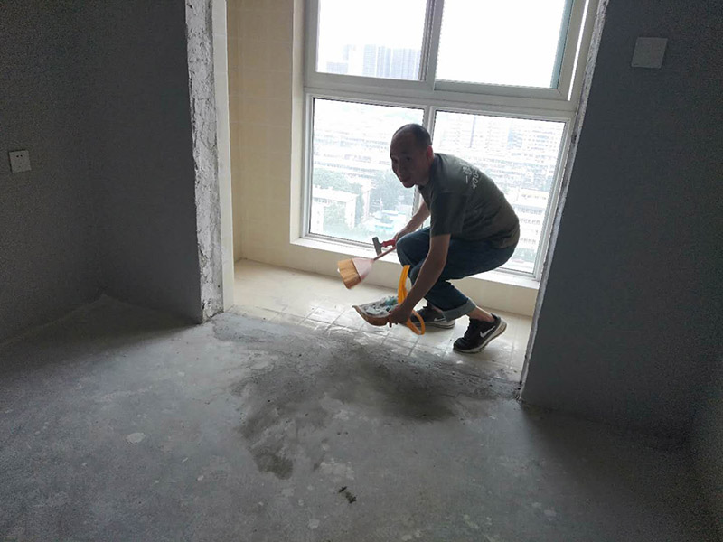 工廠裝修翻新打掃:地面部分是整個工廠面積比較大的一部分，所以在裝修也是需要格外注意的地方。一般來說，工廠地面所用材料都是水磨石，當然也不乏釉面磚或者麻石等。水磨石若是出現(xiàn)缺陷或者污垢，可以對其進行打磨修復。與地板一樣，墻面也是工廠中總占面積比較大的一個部分。而且也是容易受污損的一個部分，而且還容易出現(xiàn)起皮、掉皮等各種問題，所以在進行工廠翻新裝修的時候，墻面自然是不能夠忽視的。