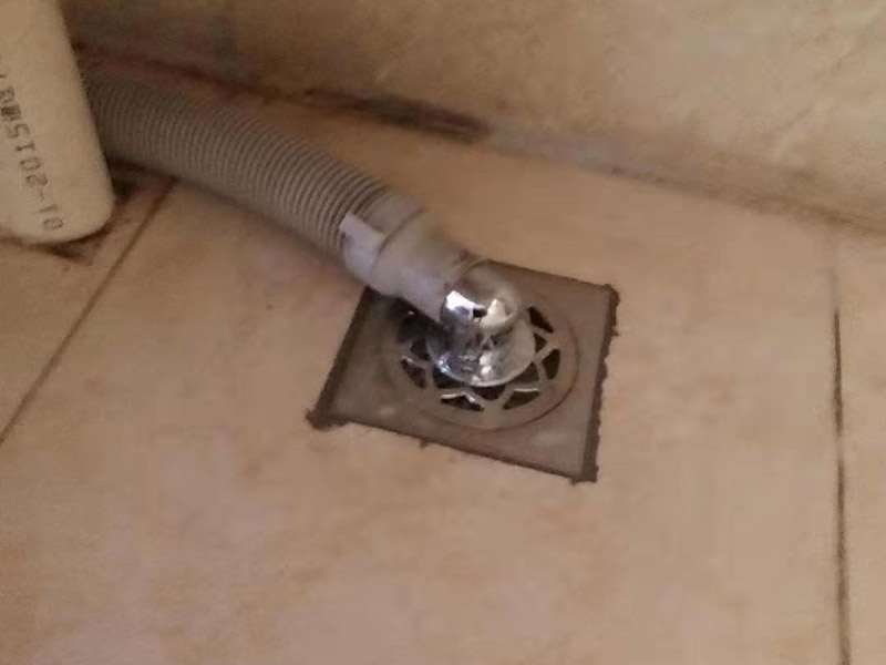 更換水龍頭地漏：塑料水龍頭維修方法最常見的漏水解決方法是使用鉗子逆時針旋轉(zhuǎn)取下龍頭，在螺釘固定處順時針纏繞上五到六圈止水膠帶，隨后順時針裝上塑料水龍頭即可，這個方法行不通，就試試后面的方法。若因軸心墊片部位發(fā)生磨損導致漏水，則可使用老虎鉗取下壓蓋，用鑷子夾出軸心墊片，更換一個新的就好了，一般的五金店都會有軸心墊片賣。若想更換三角密封墊，則可以用螺絲刀轉(zhuǎn)動栓頭上的螺絲，取下后再取下壓蓋，三角密封墊就在壓蓋的內(nèi)側(cè)，更換就行了。若是接管的結(jié)合部位漏水現(xiàn)象嚴重，只用螺絲刀扭緊蓋型螺帽即可，如果不能解決問題，那就只好將U型密封墊更換成新的。止水磁盤的故障不容易維修，需要完全拆解龍頭進行清理，出現(xiàn)這種故障多是當?shù)刈詠硭粔蚋蓛魞?nèi)存砂石的緣故。如果發(fā)現(xiàn)膠墊出現(xiàn)了毀損，一定要立即更換。