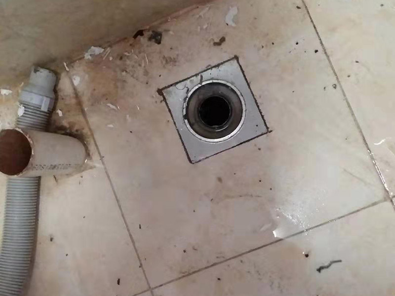 更換水龍頭地漏：塑料水龍頭維修方法最常見的漏水解決方法是使用鉗子逆時針旋轉(zhuǎn)取下龍頭，在螺釘固定處順時針纏繞上五到六圈止水膠帶，隨后順時針裝上塑料水龍頭即可，這個方法行不通，就試試后面的方法。若因軸心墊片部位發(fā)生磨損導致漏水，則可使用老虎鉗取下壓蓋，用鑷子夾出軸心墊片，更換一個新的就好了，一般的五金店都會有軸心墊片賣。若想更換三角密封墊，則可以用螺絲刀轉(zhuǎn)動栓頭上的螺絲，取下后再取下壓蓋，三角密封墊就在壓蓋的內(nèi)側(cè)，更換就行了。若是接管的結(jié)合部位漏水現(xiàn)象嚴重，只用螺絲刀扭緊蓋型螺帽即可，如果不能解決問題，那就只好將U型密封墊更換成新的。止水磁盤的故障不容易維修，需要完全拆解龍頭進行清理，出現(xiàn)這種故障多是當?shù)刈詠硭粔蚋蓛魞?nèi)存砂石的緣故。如果發(fā)現(xiàn)膠墊出現(xiàn)了毀損，一定要立即更換。