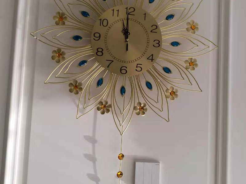 客廳掛畫安裝：如果是豎幅的書畫作品，那么裝裱成軸后，可以直接懸掛，在掛畫的前面頂部的暗處釘個(gè)小釘子，或是找個(gè)掛畫的鉤子或物件，即可直接懸掛了，非常方便。 如果是橫幅的書畫作品，如果裝裱成裱桿，那么可以在兩頭固定后，直接懸掛，但橫幅的書畫作品，可以考慮掛在沙發(fā)后面的背景墻上，畫的尺寸不要超過沙發(fā)的長(zhǎng)度。 同時(shí)考慮到美觀，和長(zhǎng)期保存等因素，建議直接去當(dāng)?shù)嘏淇虻牡胤脚鋫€(gè)框，則能更有效美觀的掛畫，并且一般配框的地方都會(huì)上門安裝，可以用一些隱性掛鉤，效果更好些。