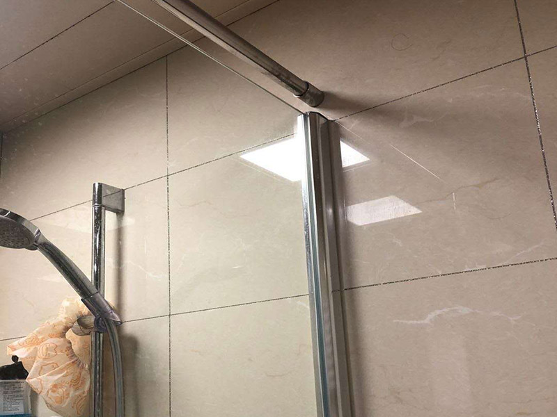 淋浴房拆除案例：1、搬運(yùn)時(shí)，淋浴房水平搬運(yùn)易使玻璃破碎，需要垂直且要兩人以上同時(shí)進(jìn)行搬運(yùn)，且注意避免和硬物碰撞。 2、淋浴房包裝開拆后請(qǐng)把玻璃豎直靠墻平穩(wěn)放置，水平放置或不平整放置都可能造成玻璃破損，造成財(cái)產(chǎn)損失或人身傷害。 3、使用密封硅膠時(shí)，不要把硅膠涂在亞克力潔具表面。如果不小心涂上少許切記不要急于去擦拭，這樣更難清除，要等其固化后輕輕揭去，禁止用硬物刮擦，不然會(huì)導(dǎo)致表面損壞。底盆安裝以后，要在硅膠全部固化后再使用(硅膠固化時(shí)間為24小時(shí))。