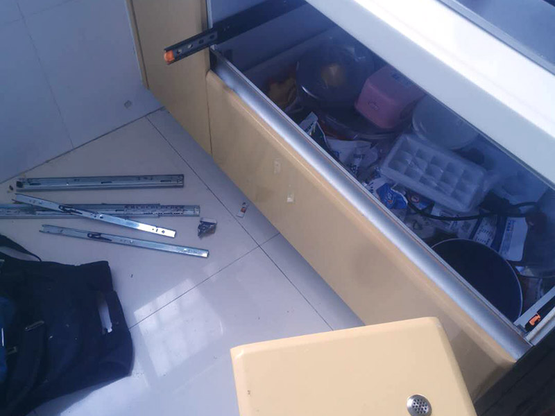 櫥柜滑軌安裝:確定櫥柜長度，合理選擇滑道的尺寸;輕拆內(nèi)軌，注意不要損壞,將外軌和中軌安裝到抽屜的兩側(cè),之后將櫥柜裝入箱體；櫥柜的滑軌一般來說長度應(yīng)該和抽屜抽拉的長度相當(dāng)，如果滑軌過短，那么櫥柜就達(dá)不到最大的開合，如果過長，就造成了無法安裝。櫥柜拉籃的安裝其實與櫥柜的安裝沒太大的區(qū)別,就是把滑軌安裝好后將拉籃裝上就可以了,這里應(yīng)注意拉籃的水平性,不可以兩遍高低不同。