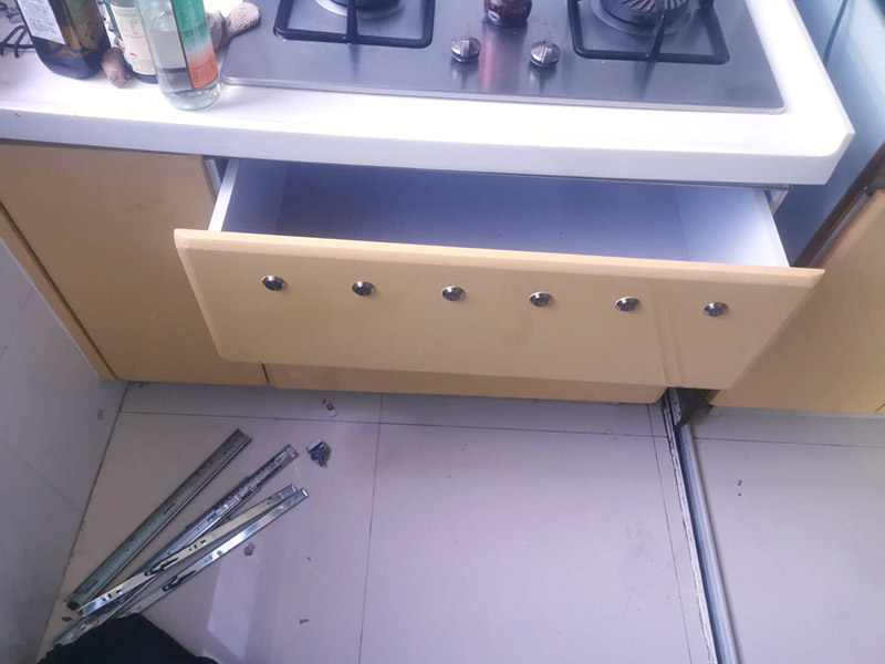 櫥柜滑軌安裝:確定櫥柜長度，合理選擇滑道的尺寸;輕拆內(nèi)軌，注意不要損壞,將外軌和中軌安裝到抽屜的兩側(cè),之后將櫥柜裝入箱體；櫥柜的滑軌一般來說長度應(yīng)該和抽屜抽拉的長度相當(dāng)，如果滑軌過短，那么櫥柜就達(dá)不到最大的開合，如果過長，就造成了無法安裝。櫥柜拉籃的安裝其實與櫥柜的安裝沒太大的區(qū)別,就是把滑軌安裝好后將拉籃裝上就可以了,這里應(yīng)注意拉籃的水平性,不可以兩遍高低不同。