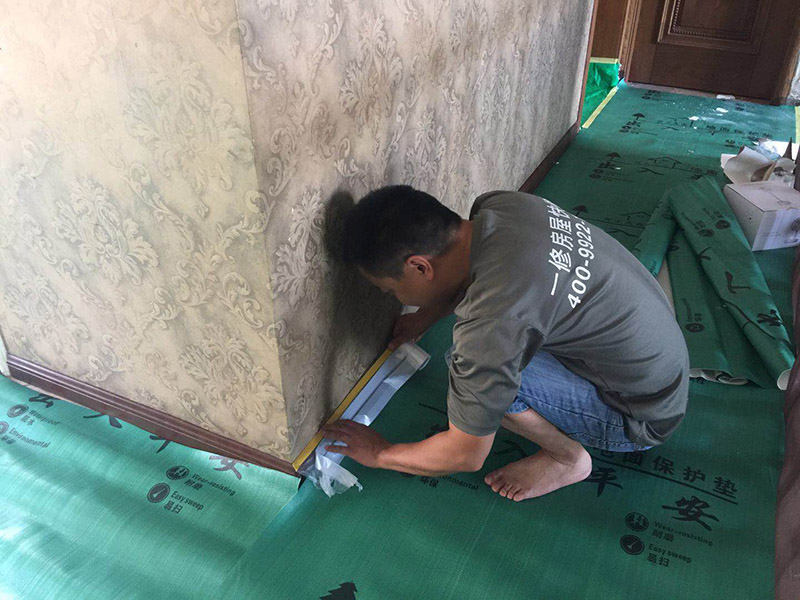 家具樓梯地面保護(hù)方案:入戶(hù)門(mén)的保護(hù) 入戶(hù)門(mén)是各種裝修物料進(jìn)場(chǎng)以及各種建筑裝修垃圾清理的必經(jīng)之路，這些物品在搬運(yùn)的過(guò)程中，與入戶(hù)門(mén)發(fā)生磕碰、摩擦的機(jī)率大大增加，所以，第一個(gè)需要做好成品保護(hù)的地方就是入戶(hù)門(mén)。建議：在裝修開(kāi)工前直到家具進(jìn)場(chǎng)期間，都需要對(duì)入戶(hù)門(mén)進(jìn)行保護(hù)！對(duì)于這一點(diǎn)，可以使用成品保護(hù)膜將門(mén)包裹。  二、水電改造時(shí)的保護(hù) 水電改造屬于隱蔽工程之一，是基礎(chǔ)裝修，其施工的質(zhì)量好壞，對(duì)于后期的施工和使用起著非常重要的作用。當(dāng)水電改造完成后，對(duì)各種管線進(jìn)行規(guī)范的固定，防止脫落，對(duì)裸露的線頭進(jìn)行包裹，防止發(fā)生觸電的危險(xiǎn)，地面裸露的線管，做好固定和保護(hù)，防止被踩壞，在搬運(yùn)各種物料的時(shí)候不要破壞地面所布的管線。 建議水電改造的成品保護(hù)別忽視! 1、電路改造的時(shí)候，能開(kāi)槽的地方盡量開(kāi)槽。 2、不能開(kāi)槽的地方一定要做好固定和保護(hù)。 3、下水管要封好。 4、對(duì)裸露的線頭盡量進(jìn)行包裹。