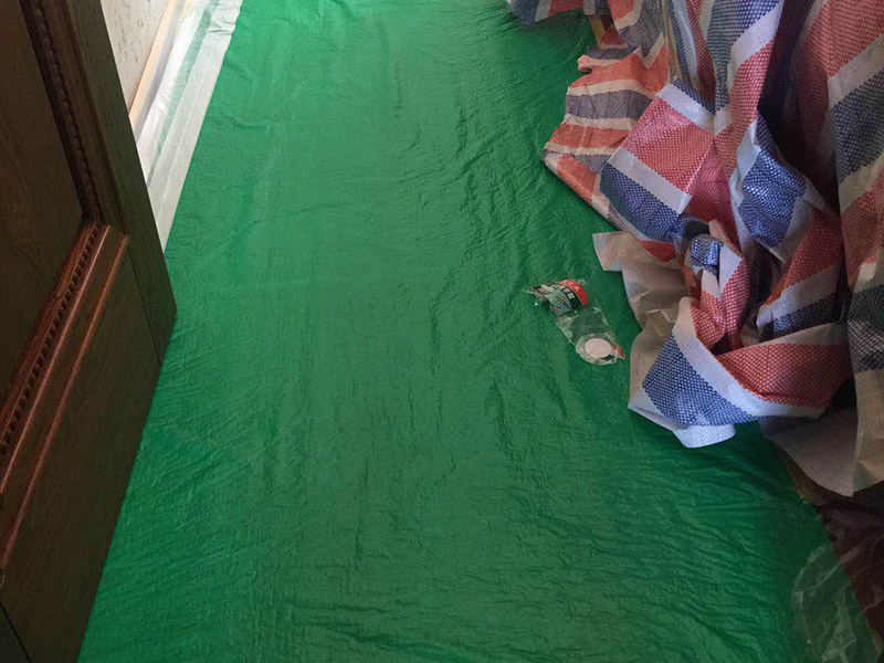 家具樓梯地面保護(hù)方案:入戶(hù)門(mén)的保護(hù) 入戶(hù)門(mén)是各種裝修物料進(jìn)場(chǎng)以及各種建筑裝修垃圾清理的必經(jīng)之路，這些物品在搬運(yùn)的過(guò)程中，與入戶(hù)門(mén)發(fā)生磕碰、摩擦的機(jī)率大大增加，所以，第一個(gè)需要做好成品保護(hù)的地方就是入戶(hù)門(mén)。建議：在裝修開(kāi)工前直到家具進(jìn)場(chǎng)期間，都需要對(duì)入戶(hù)門(mén)進(jìn)行保護(hù)！對(duì)于這一點(diǎn)，可以使用成品保護(hù)膜將門(mén)包裹。  二、水電改造時(shí)的保護(hù) 水電改造屬于隱蔽工程之一，是基礎(chǔ)裝修，其施工的質(zhì)量好壞，對(duì)于后期的施工和使用起著非常重要的作用。當(dāng)水電改造完成后，對(duì)各種管線進(jìn)行規(guī)范的固定，防止脫落，對(duì)裸露的線頭進(jìn)行包裹，防止發(fā)生觸電的危險(xiǎn)，地面裸露的線管，做好固定和保護(hù)，防止被踩壞，在搬運(yùn)各種物料的時(shí)候不要破壞地面所布的管線。 建議水電改造的成品保護(hù)別忽視! 1、電路改造的時(shí)候，能開(kāi)槽的地方盡量開(kāi)槽。 2、不能開(kāi)槽的地方一定要做好固定和保護(hù)。 3、下水管要封好。 4、對(duì)裸露的線頭盡量進(jìn)行包裹。