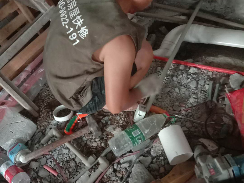 管道更換墻面修補:墻面裂縫面積如果比較大的話，必須將開裂處墻面的基底鑿成U型狀，并且它的槽間距必須要大于20CM以上。而對于鑿好的墻面基地還需進行鑿毛處理，然后再掛上鋼絲網(wǎng)，最后在使用帶有彈性的裝飾性墻面材料對裂縫處進行涂刷。 1、墻面在進行裂縫修補的時候，要注意其開裂的原因不同，處理的方法也是有所不同的。另外，墻面會出現(xiàn)開裂的現(xiàn)象這與施工、保養(yǎng)油等方面都有很大關系。因此，一定要標準施工以及平時注意墻面的保養(yǎng)，避免淋雨、暴曬。 2、修補墻面裂縫最需要注意的就是下雨天漏雨方面的問題，在出現(xiàn)漏雨情況時想要真正的做到裝修墻面處理是非常困難的，因此必須要做好防御的工作。如果使用拒水粉的話，風吹雨打都能使其輕易流失掉，因為它是一種輕質(zhì)干燥的粉未。所以保護層必須由鋼筋砼來制作，這樣才能長期阻止其外流。