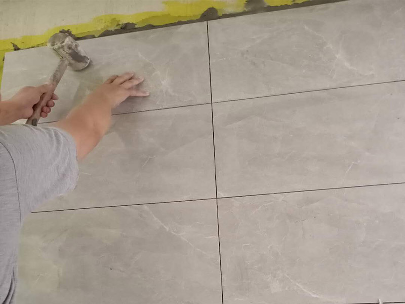 衛(wèi)生間瓷磚拆除重鋪：首先，拆除瓷磚時要用電，而電是從客廳臨時拉的，為了避免在施工過程中發(fā)生觸電的現(xiàn)象，將電拉進衛(wèi)生間內(nèi)。其次，舊房改造拆除瓷磚時可以用沖擊電鉆，這種工具方便快捷，可自由更換。但在使用前應(yīng)檢查其是否靈活，可以通過空轉(zhuǎn)一分鐘的方法進行檢驗。用完之后及時進行清理。 如果是地面的中間某一塊瓷磚想換掉就用錘子從正面敲碎地磚，然后將碎渣清理出來。拆磚應(yīng)從下至上進行，在施工過程中對地面及時進行處理，以免因垃圾過多從而影響后面的工作。同時要處理好房內(nèi)的防水層。拆除插座與水龍頭附近的瓷磚時應(yīng)小心，以免損壞水電設(shè)備。