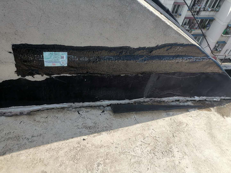 陽(yáng)臺(tái)雨棚防水處理：1.清潔雨棚的表面;2.在需防水處理的區(qū)域涂上基層防水涂料，當(dāng)其仍為濕潤(rùn)時(shí)，把適合尺寸的縫織聚酯布鋪于其上，確?？p織聚酯布不起泡，不起皺，再用基層防水涂料浸透縫織聚酯布，至全干;3.最后涂?jī)蓪颖韺臃浪苛?4.養(yǎng)護(hù)。