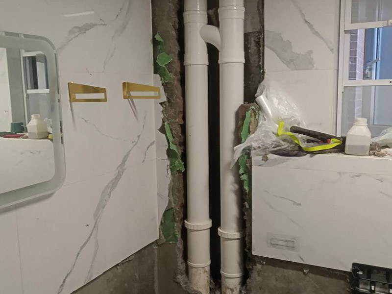 主水管更換維修：1.可以先截?cái)嗨?，然后卸下連bai接壓縮接頭的陰陽(yáng)螺母，在螺du紋上繞幾層螺紋密封膠布，然后重新裝上接頭。 　　2.套筒接頭一旦發(fā)生漏水，則可能需要拆下接頭并重裝很多水管，所以應(yīng)及時(shí)報(bào)知修理工進(jìn)行修理。 　　3.無(wú)論是哪種水管接頭出現(xiàn)漏水，都可以先利用修補(bǔ)水管的專用膠布作臨時(shí)修補(bǔ)。具體操作方法是：先關(guān)閉閥門(mén)、截?cái)嗨春?，將水龍頭打開(kāi)至適當(dāng)位置，以泄去水管內(nèi)的大部分壓力，然后用專用膠布捆住漏水的部位，或用環(huán)氣樹(shù)脂黏劑將其封住。