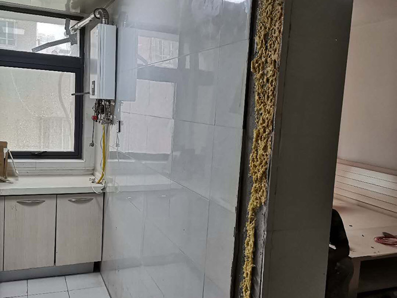 廚房衛(wèi)生間翻新裝修：首先要清除舊瓷磚表面的粉塵和污垢，然后用瓷磚粘結(jié)劑在舊瓷磚上做基層批抹，批抹完畢后就可以直接貼新瓷磚。在新瓷磚背面也要薄抹粘結(jié)劑，厚度以覆蓋瓷磚背紋為準(zhǔn)，讓新瓷磚粘得更牢固。鋪貼新瓷磚時(shí)，用橡膠錘輕敲新瓷磚邊鋪貼邊進(jìn)行調(diào)整，需要注意預(yù)留膨脹縫，24小時(shí)后，等瓷磚粘結(jié)劑干透，用勾縫劑勾縫即可。