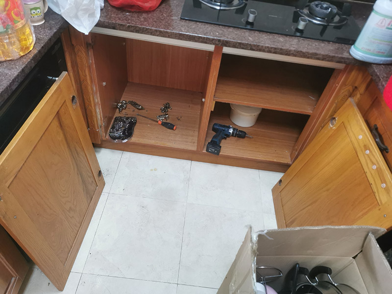 櫥柜門五金安裝：首先將鉸鏈固定在我們的柜門的一邊。注意齊平，一般是有預留孔的。之后將柜門豎直放在柜子的頂頭，兩邊用卡紙塞好預留位置。之后先釘上橫向可以移動的螺絲口，一個鉸鏈裝一個。通過移動將柜門控制在柜子的中央位置。保證開關方便。之后將所有的螺絲孔釘上螺絲，扭緊。之后開始調(diào)整。