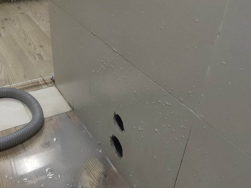 墻面水鉆打孔：在正式打孔之前，可以使用5厘米左右寬的透明膠帶在打孔的位置下面貼上兩道，然后再在孔下面，粘上一個結(jié)實的塑料袋，之后再使用膠帶在孔的周圍，圍成一個圓圈，可以有效的防止水鉆的水污染墻面。在正式進行打孔的時候，一定要將水鉆貼胸脯拿穩(wěn)，在對著墻面打的時候，注意水鉆的鉆頭不要與墻面完全的相切，因為這樣做的話，水鉆會很容易打偏。所以在進行打孔的時候，應該將鉆頭往下傾斜進行打孔，斜度大概在50度左右，等到在墻上磨出一個月牙形槽的時候，然后再稍鉆深一點點，之后再慢慢調(diào)整水鉆的位置。