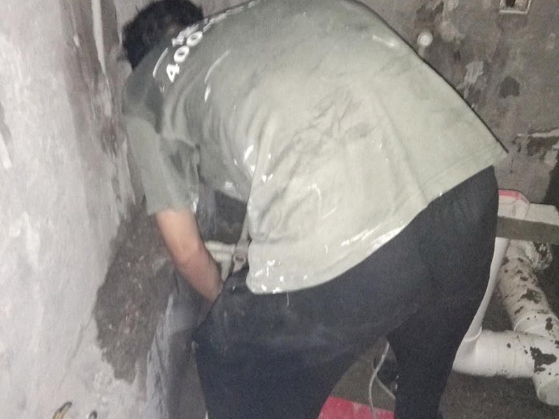 衛(wèi)生間管道打壓安裝：其使用方法是把冷熱水管用軟管連接在一起這個(gè)冷熱水形成一個(gè)圈，成一根管了，試壓器接在任何一個(gè)出水口都可以這時(shí)的壓力指針是0個(gè)壓。當(dāng)所有水管通路全部焊接好后才可以試壓，在測(cè)壓前要封堵所有的堵頭，關(guān)閉進(jìn)水總管的閥門。測(cè)壓時(shí)，搖動(dòng)千斤頂?shù)膲簵U直到壓力表的指針指向0.9-1.0左右，也就是說(shuō)現(xiàn)在的壓力是正常水壓的3倍保持這個(gè)壓力值一定時(shí)間。不同的水管測(cè)壓時(shí)間不一樣，PPR、鋁塑PPR、鋼塑PPR等焊接管是30分鐘（只能超出不能少）。鋁塑管就是銅接頭的那種，它的時(shí)間是4個(gè)小時(shí)（半個(gè)工作日）。鍍鋅管是4個(gè)小時(shí)也是半個(gè)工作日。