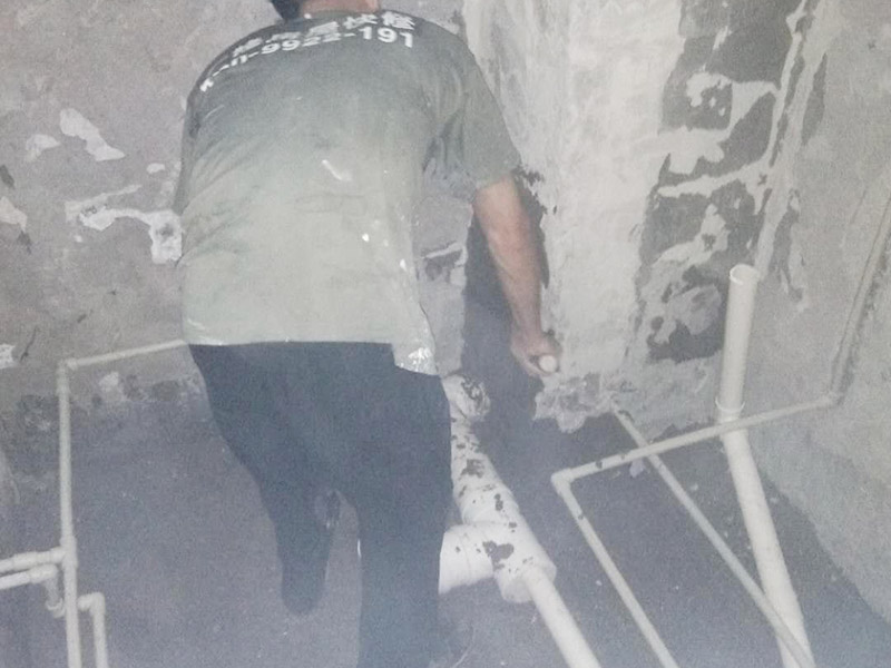 衛(wèi)生間管道打壓安裝：其使用方法是把冷熱水管用軟管連接在一起這個(gè)冷熱水形成一個(gè)圈，成一根管了，試壓器接在任何一個(gè)出水口都可以這時(shí)的壓力指針是0個(gè)壓。當(dāng)所有水管通路全部焊接好后才可以試壓，在測(cè)壓前要封堵所有的堵頭，關(guān)閉進(jìn)水總管的閥門。測(cè)壓時(shí)，搖動(dòng)千斤頂?shù)膲簵U直到壓力表的指針指向0.9-1.0左右，也就是說(shuō)現(xiàn)在的壓力是正常水壓的3倍保持這個(gè)壓力值一定時(shí)間。不同的水管測(cè)壓時(shí)間不一樣，PPR、鋁塑PPR、鋼塑PPR等焊接管是30分鐘（只能超出不能少）。鋁塑管就是銅接頭的那種，它的時(shí)間是4個(gè)小時(shí)（半個(gè)工作日）。鍍鋅管是4個(gè)小時(shí)也是半個(gè)工作日。