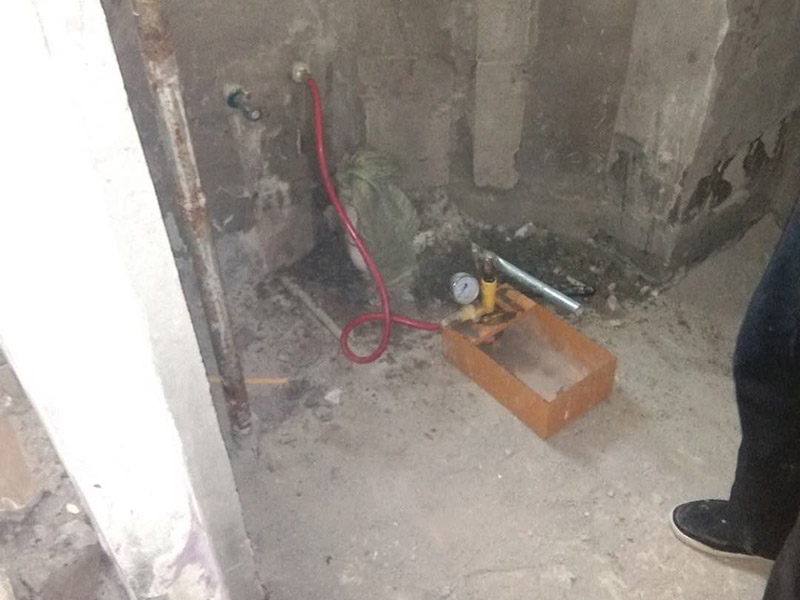 衛(wèi)生間管道打壓安裝：其使用方法是把冷熱水管用軟管連接在一起這個(gè)冷熱水形成一個(gè)圈，成一根管了，試壓器接在任何一個(gè)出水口都可以這時(shí)的壓力指針是0個(gè)壓。當(dāng)所有水管通路全部焊接好后才可以試壓，在測(cè)壓前要封堵所有的堵頭，關(guān)閉進(jìn)水總管的閥門。測(cè)壓時(shí)，搖動(dòng)千斤頂?shù)膲簵U直到壓力表的指針指向0.9-1.0左右，也就是說(shuō)現(xiàn)在的壓力是正常水壓的3倍保持這個(gè)壓力值一定時(shí)間。不同的水管測(cè)壓時(shí)間不一樣，PPR、鋁塑PPR、鋼塑PPR等焊接管是30分鐘（只能超出不能少）。鋁塑管就是銅接頭的那種，它的時(shí)間是4個(gè)小時(shí)（半個(gè)工作日）。鍍鋅管是4個(gè)小時(shí)也是半個(gè)工作日。